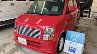 赤色のワゴンRにクリスタルキーパー