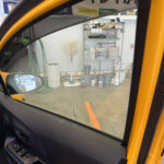 白く曇ったアクアの運転席側の窓