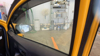 白く曇ったアクアの運転席側の窓