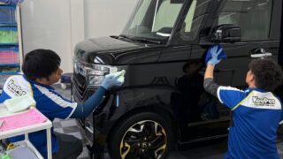 エコダイヤキーパープレミアムを施工するチャンピオンの二人