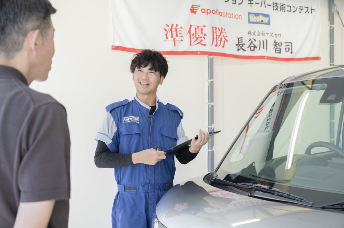 プロスタッフが車両の状態を丁寧にチェック・相談している現場風景。コーティング前の重要な工程