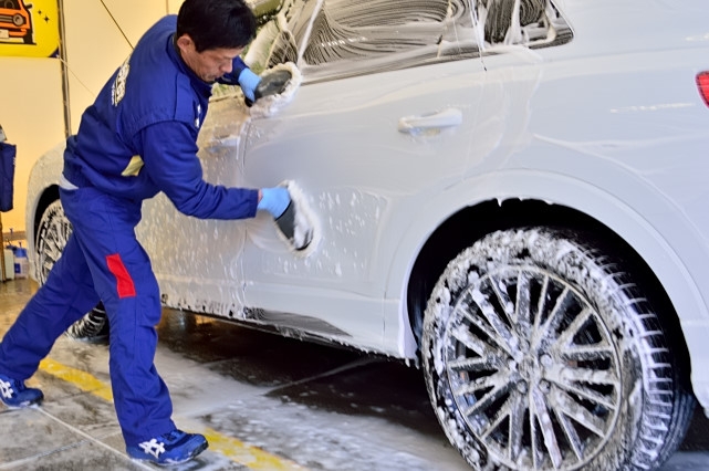 丁寧な手洗い洗車風景